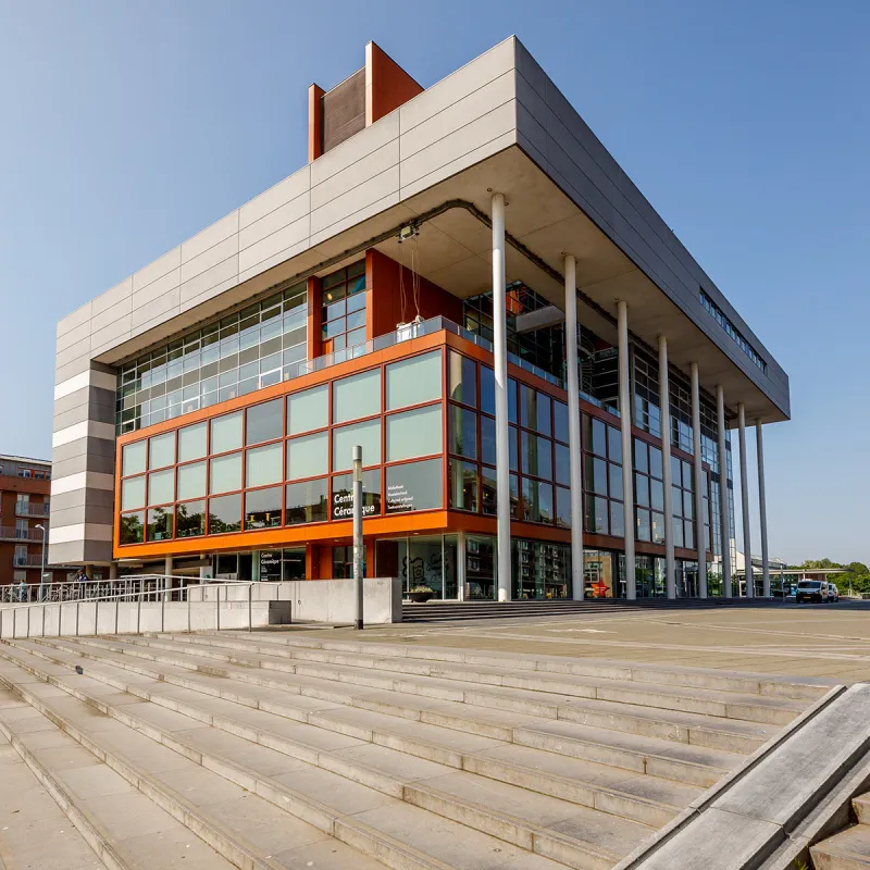 Het Centre Céramique in Maastricht, gezien vanaf het plein