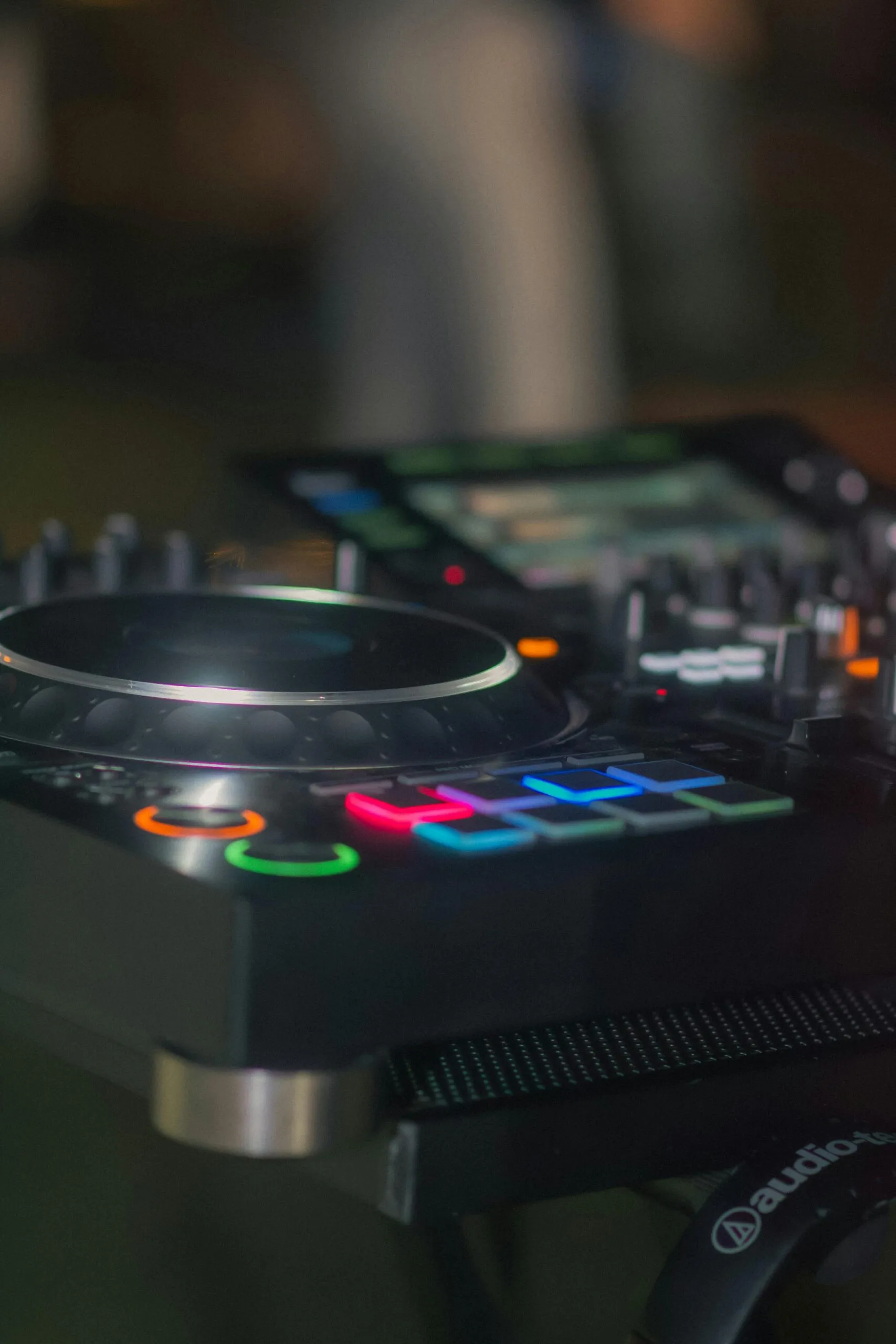 Close-up van een DJ-speler met kleurrijk verlichte pads